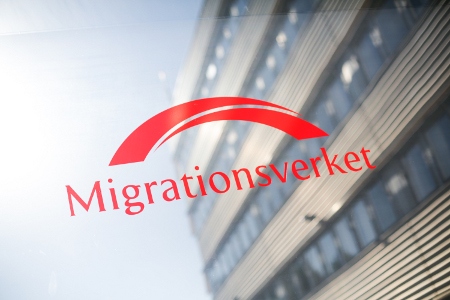 Migrationsverket och migrationsdomstolarna ses med kritiska ögon i antologin.