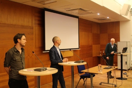 Thomas Hammarberg (längst till höger) ledde seminariet där författaren Aron Lund och Sveriges förre Syrienambassadör deltog.