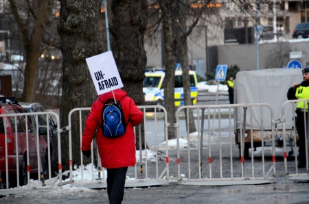 Hit men inte längre. Polisen hade spärrat av på gott avstånd från USA:s ambassad.