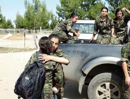 Kurdiska soldater i YPJ, den kvinnliga milisen, 2015. Kurderna i norra Syrien har fått stöd av USA och Ryssland men ses med misstänksamhet i Turkiet.