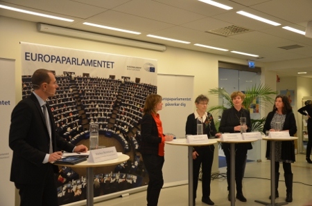 EU-parlamentarikern Malin Björk (V) lyssnade till vad Sanna Vestin, Flyktinggruppernas Riksråd, Madelaine Seidelitz, Amnesty, och Karin Davin, UNHCR, hade att säga om förslaget. T.v. Markus Bonekamp, chef för Europaparlamentets informationskontor i Sverige, som modererade samtalet.