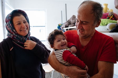 Qodsia och Mohammed Naib med sin dotter Alexandra. Familjen kommer från Mazar-e-Sharif i norra Afghanistan. Nu finns de i flyktingcentret Krnjaca i Belgrad.