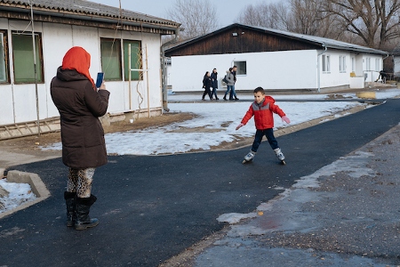 Sayed Ahmad, 6, kommer från Mazar e-Sharif i norra Afghanistan. Här tränar han på rollerblades på flyktingcentret Krnjaca.