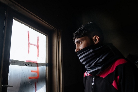 16-årige Yasir Khan från Pakistan har misslyckats med att ta sig in i Ungern och har återvänt till de övergivna lagerlokalerna bakom Belgrads järnvägsstation där omkring 700 personer bor.