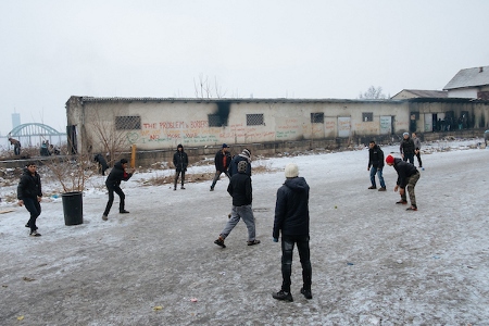 Cricket är en stor sport i Afghanistan och Pakistan. Här pågår en match utanför lagerlokalerna vid Belgrads järnvägsstation. 