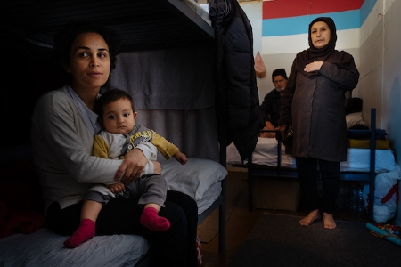 Sotoudeh Mir Salimi, 29, tvåbarnsmamma från Iran, och Malike, 60, från Afghanistan. De är sex personer i ett rum på flyktingcentret Krnjaca.