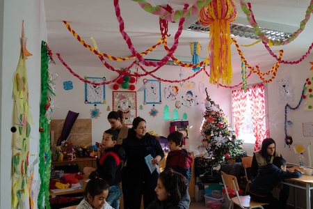 Förskola på flyktingcentret Krnjaca. Omkring hälften av de 600 asylsökande är barn.