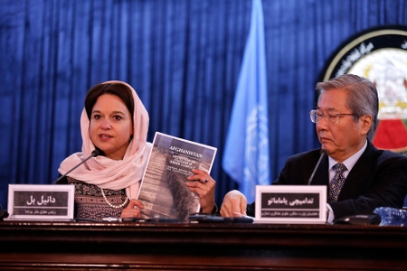 Danielle Bell, människorättschef på UNAMA och Tadamichi Yamamoto, generalsekreterarens specielle representant för Afghanistan presenterar rapporten om civila offer vid en presskonferens i Kabul den 6 februari.