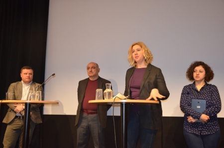 Oksana Romaiuk efterlyser mer solidaritet mellan ukrainska journalister. I bakgrunden Victor Gotisan (Moldavien), Boris Navasardian (Armenien) och Aida Mirmaksumova,(Dagestan/Georgien).
