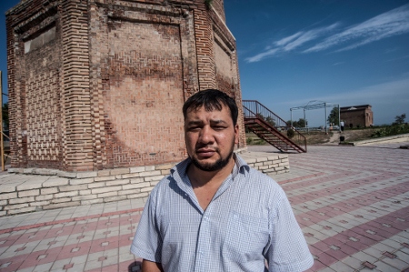 Sharipov Husnidin utanför ett av de välbevarade mausoleerna i Ungen. Han menar att de var de religiösa ledarna i staden som bidrog till att de staden skonades från samma problem som i exempelvis Osj.