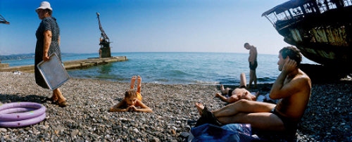 Utbrytarrepubliken Abchaziens huvudstad Suchumi år 2009. Flickan Khatyna och hennes far Dzhumber vilar på stranden vid Svarta havet. Abchazien bröt sig 1992 loss från Georgien och ett krig pågick fram till vapenvila inträdde 1993.