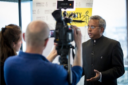 Salil Shetty, Amnesty Internationals generalsekreterare, presenterar årsrapporten. 