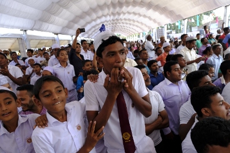 När president Sirisena anländer till staden Eravur på östra kusten jublar skolbarnen som väntat i fyra timmar.