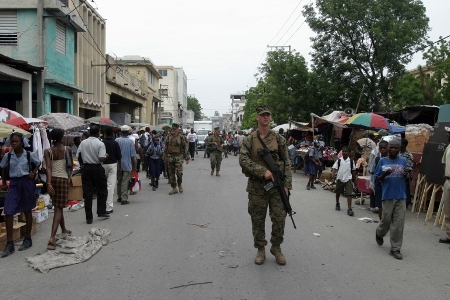 Marinkårssoldater från USA patrullerar i Port-au-Prince den 14 april 2004.