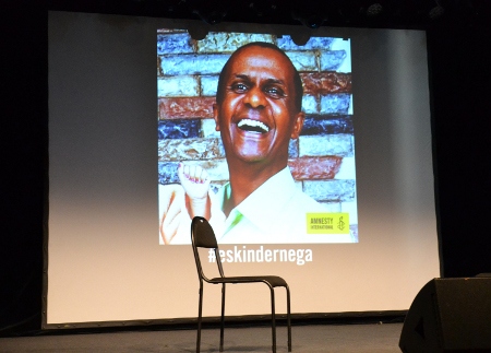 En tom stol där Eskinder Nega borde suttit. Den etiopiska journalisten har suttit fängslad sedan 2011.