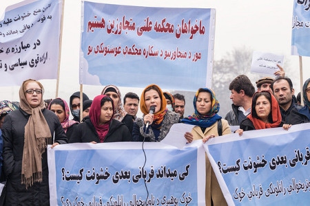 Organisationer från civila samhället demonstrerar i Kabul i mars 2015 mot sexuella trakasserier av flickor och kvinnor.