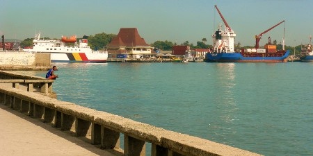 Australien och Östtimor är i konflikt om var gränsen ska gå i Timorsjön. Bilden visar hamnen i huvudstaden Dili. 
