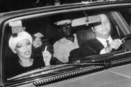 Jean-Claude (vid ratten) and Michèle Duvalier på väg till flygplatsen den 7 februari 1986.