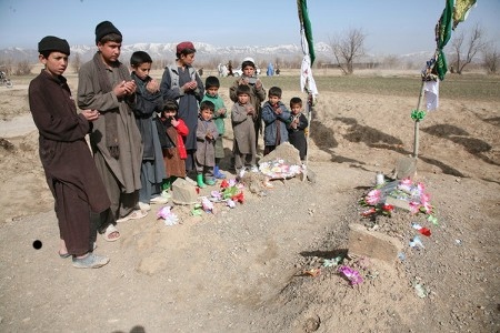 Anhöriga till polisofficeren Mohammed Dawood och åklagaren Mohammed Zahir Saranwal har samlats vid graven.  De bägge männen fördes bort och dödades av amerikanska specialstyrkor i byn Khataba i provinsen Paktia den 12 februarin 2010.