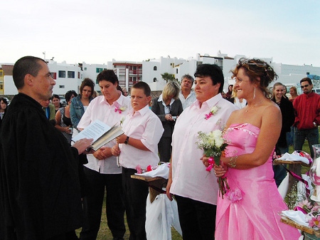 Två kvinnor gifter sig i Langebaan i Sydafrika år 2007.