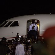 Gråtande och skrikande regimanhängare tog farväl av Jammeh efter 22 år vid makten.