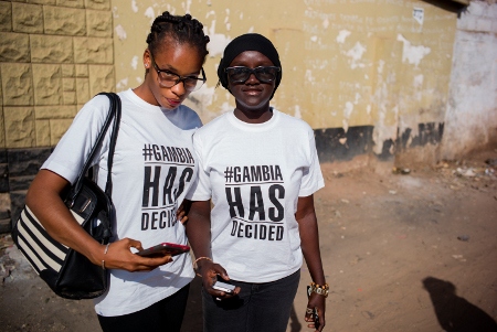 Khadija Jallow och Fatoumatta Fatty med tröjor med oppositionens slogan i protest mot Jammehs vägran att avgå.