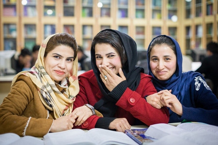 Flickor och kvinnors utbildning är viktigt, anser Horia Mosadiq. Här är tre studenter vid Rana-universitetet i Kabul.