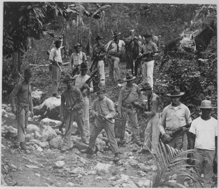 Amerikanska marinkårssoldater jagar banditer i Haiti 1919. 