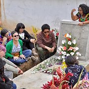 Några av Berta Cáceres väninnor har rest upp från huvudstaden Tegucigalpa för att besöka graven på årsdagen av mordet
