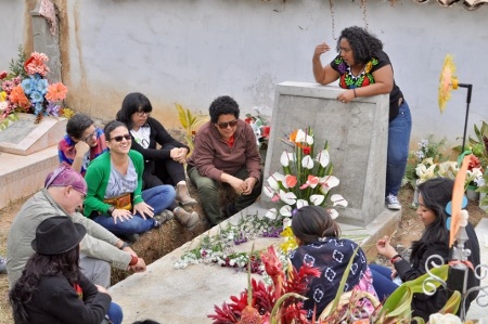Några av Berta Cáceres väninnor har rest upp från huvudstaden Tegucigalpa för att besöka graven på årsdagen av mordet