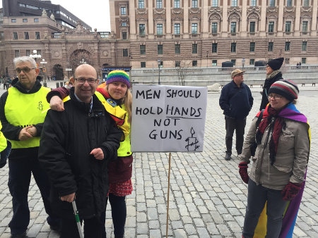 Delar av Amnestys Distriktsstyrelse i Stockholm och en före detta ordförande för RFSL Stockholm var några av de som ville hålla en tyst minut för de drabbade.