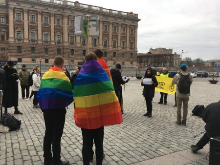 Omkring 60 personer samlades på Mynttorget i Stockholm på skärtorsdagskvällen i protest mot händelserna i Tjetjenien.