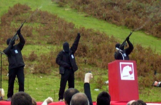 Eta-medlemmar skjuter med lösa skott på ”den baskiska soldatens dag” år 2006.