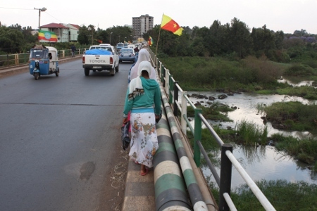 Den etiopiska flaggan och Amhara-regionens flagga vid en bro över Blå Nilen. Här hölls en fredlig marsch i augusti förra året som slutade med att säkerhetsstyrkor sköt rakt in i folkmassan.