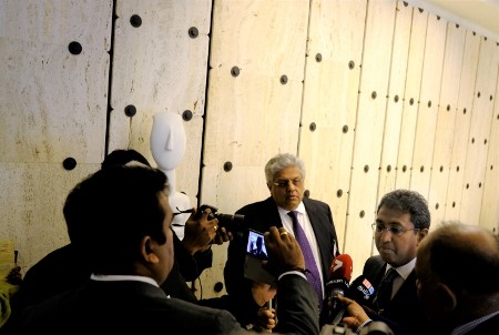 Sri Lankas vice utrikesminister Harsha De Silva svarar på frågor från tamilska journalister. I bakgrunden syns Mano Tittawela, generalsekreterare för koordinering av försoningsmekanismer.