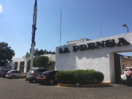 La Prensa är den äldsta och största tidningen i Nicaragua som rapporterar kritiskt om det styrande partiet. Tidningen har liksom många andra drabbats av negativa ekonomiska konsekvenser som en följd av det.