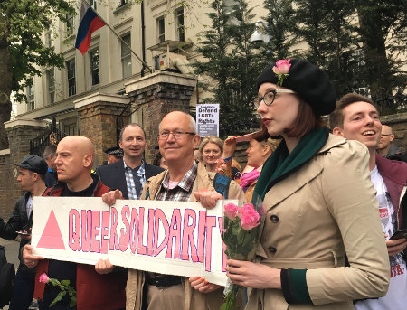 Hundratals personer protesterade den 12 april utanför Rysslands ambassad i London.
