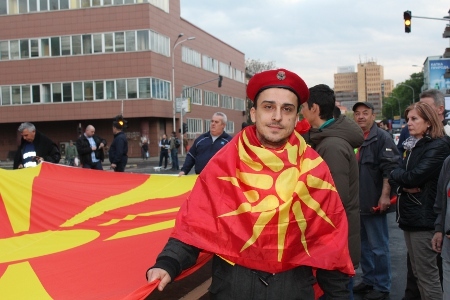 Människor samlas dagligen i centrala delarna av Makedoniens huvudstad Skopje för att visa sitt stöd för presidenten.