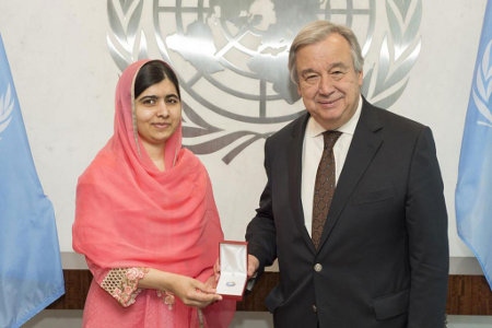 Malala Yousafzai med FN:s generalsekreterare António Guterres.
