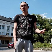  FRIGIVEN. Mykola Vakaruk, en av de 13 frigivna fångarna, berättar den 30 augusti i Donetsk om hur han under 600 dagar i ukrainsk fångenskap misshandlades.