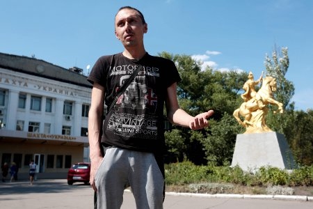  FRIGIVEN. Mykola Vakaruk, en av de 13 frigivna fångarna, berättar den 30 augusti i Donetsk om hur han under 600 dagar i ukrainsk fångenskap misshandlades.