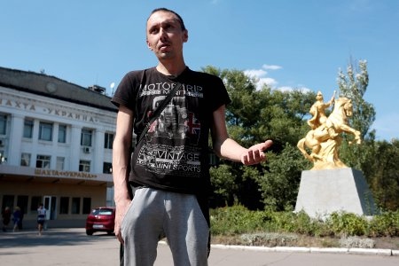 FRIGIVEN. Mykola Vakaruk, en av de 13 frigivna fångarna, berättar den 30 augusti i Donetsk om hur han under 600 dagar i ukrainsk fångenskap misshandlades.