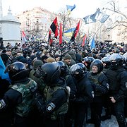 Ukrainska nationalistpartier demonstrerar i huvudstaden Kiev den 19 februari med krav på stopp för all handel med separtisternas områden i östra Ukraina.