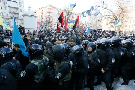 Ukrainska nationalistpartier demonstrerar i huvudstaden Kiev den 19 februari med krav på stopp för all handel med separtisternas områden i östra Ukraina.