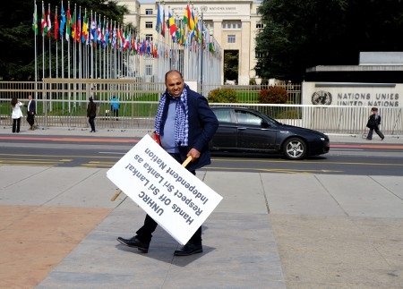 En singalesisk aktivist förbereder sig för att få ut budskapet att FN inte ska lägga sig i vad som har hänt och händer i Sri Lanka.