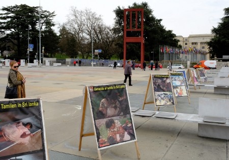 De som kliver i och ur spårvagnarna vid FN-palatset kan inte missa plakaten som visar vad som hänt i Sri Lanka, så som de tamilska aktivisterna beskriver det.