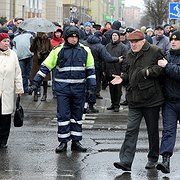 Kravallpolis griper en demonstrant i den vitryska huvudstaden Minsk den 25 mars när en ”En marsch av arga vitryssar” hade utlysts på 99-årsdagen av Vitryssland självständighet 1918.