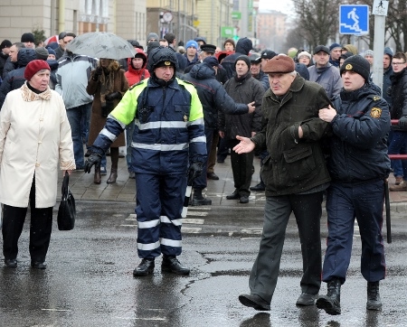 Kravallpolis griper en demonstrant i den vitryska huvudstaden Minsk den 25 mars när en ”En marsch av arga vitryssar” hade utlysts på 99-årsdagen av Vitryssland självständighet 1918.
