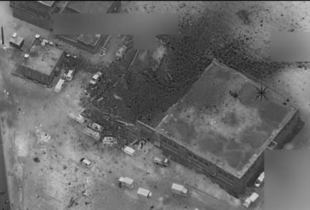 Flygbild över det bombade området i al-Jinah som USA:s försvarsdepartement presenterade den 17 mars. Inne i den förstörda byggnaden dog minst 38 personer. Till vänster på bilden syns en moské som är oskadad.
