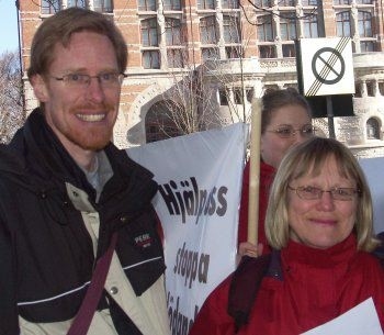Mats Selander (till vänster) från organisationen Abortnej demonstrerade utanför Amnestys årsmöte i Göteborg i maj 2006.